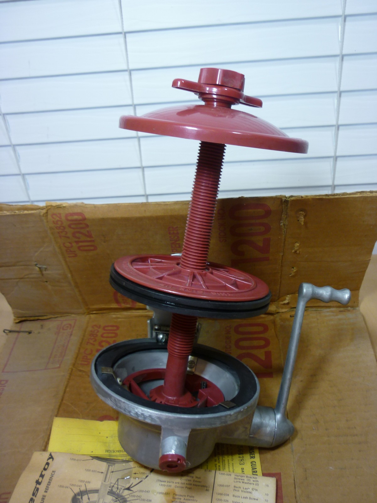 GOJO Gas Station Wall Mount Hand Crank Dispenser 200-913A NOS 26G24