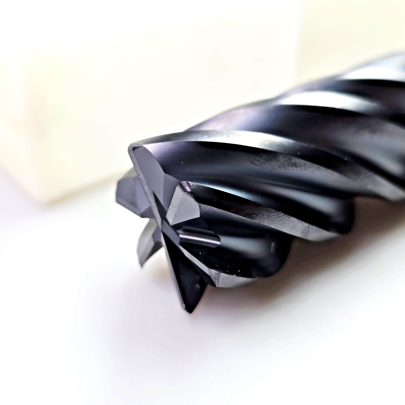Kennametal 1-1/4″ x 1.25 x 4 x 7 R.06 Solid Carbide End Mill UJDE1250N6FBC