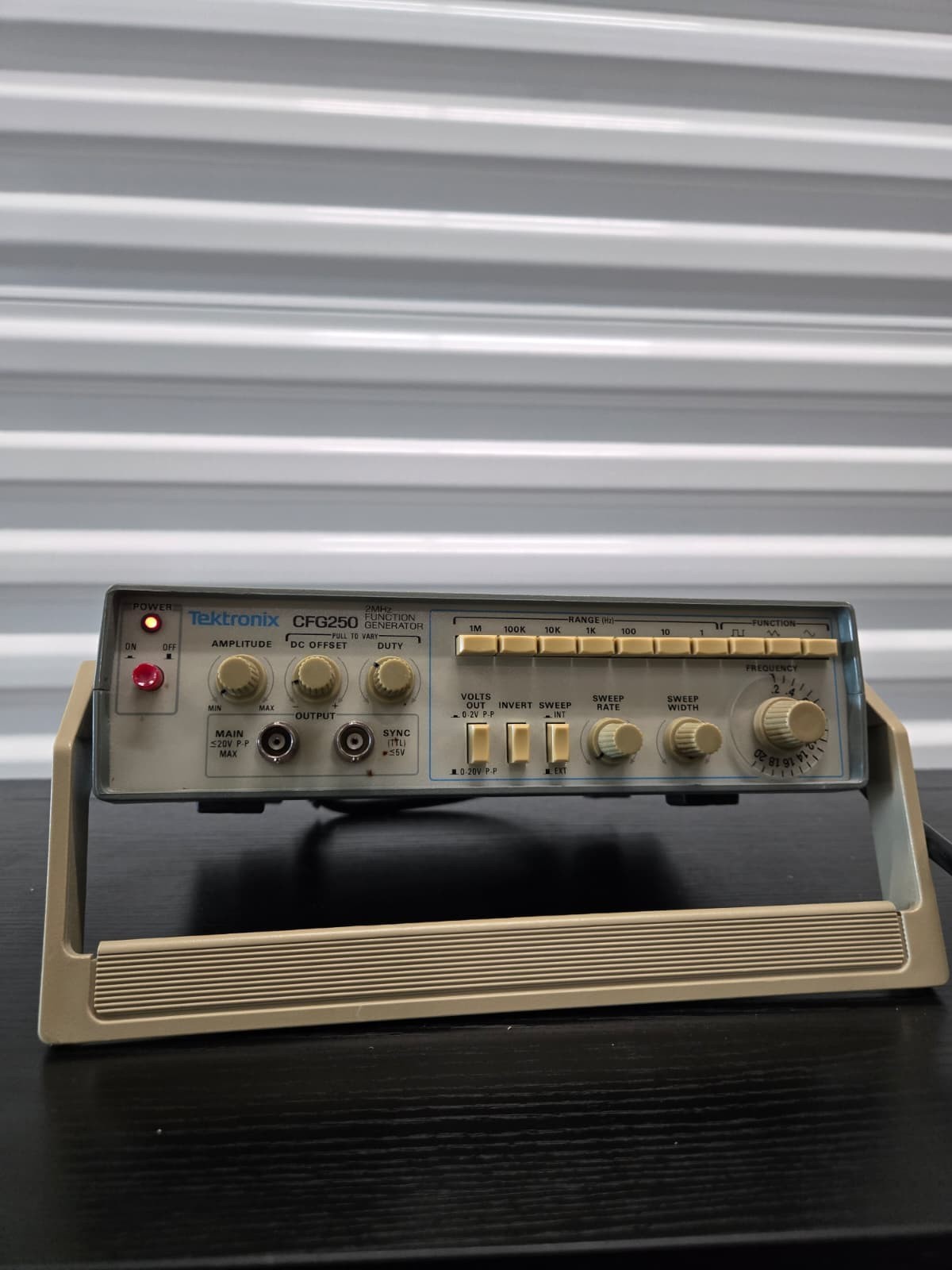 Tektronix CFG250 0.2Hz – 2MHz Function Generator – FREE SHIPPING